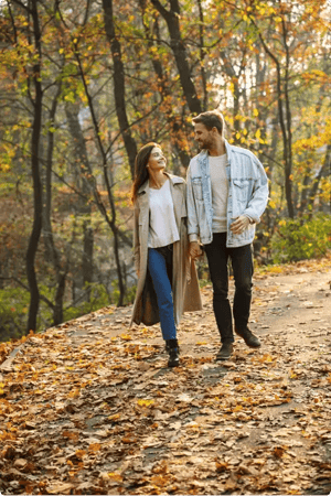 Man en vrouw lopend in het bos, kijkend naar elkaar hand in hand. Man en vrouw lopend in het bos, kijkend naar elkaar hand in hand.