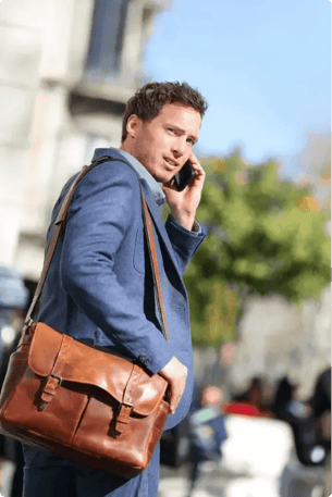 Zakenman belt over zijn zakelijke beleggingen Zakenman belt over zijn zakelijke beleggingen