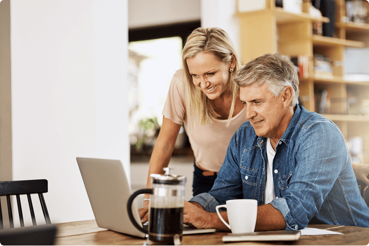 man en vrouw kijken samen op laptop naar de kosten van vermogensbeheer