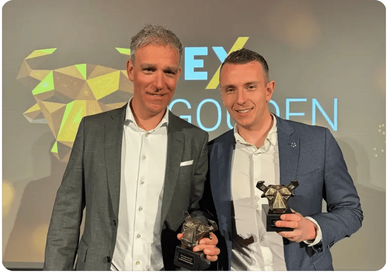 Ronald Schut en Laurens Leek van Axento en Care IS met twee Gouden Stieren in de hand