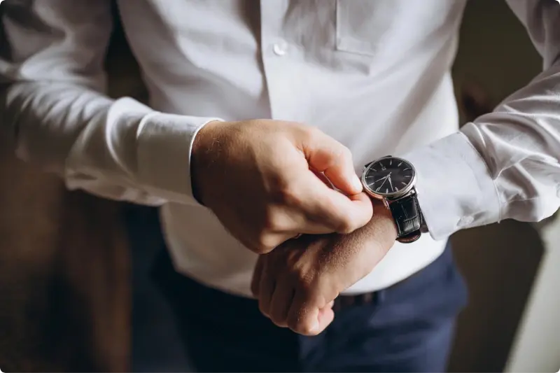 man wijzigt de wijzers van horloge