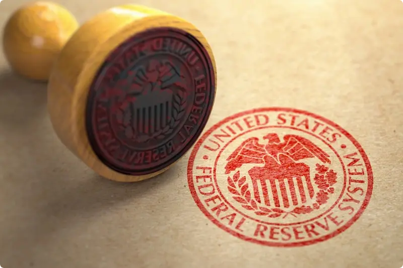 Stempel met het logo van de Federal Reserve, passend bij de vooruitzichten na de Fed-meeting.