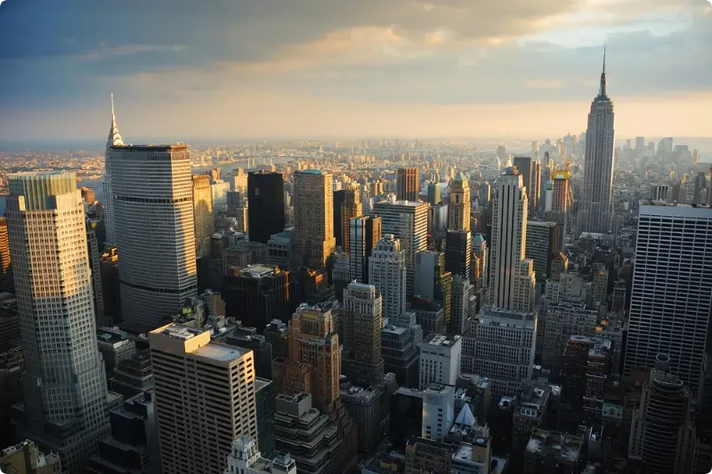 Manhattan skyline bij daglicht, symbool voor het goede nieuws van stijgende Amerikaanse productiviteit