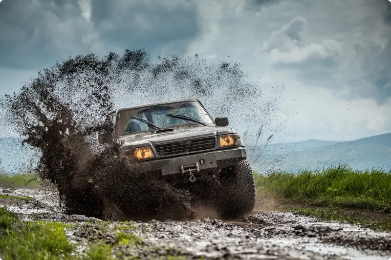 Grote auto rijdend door modder in een rally