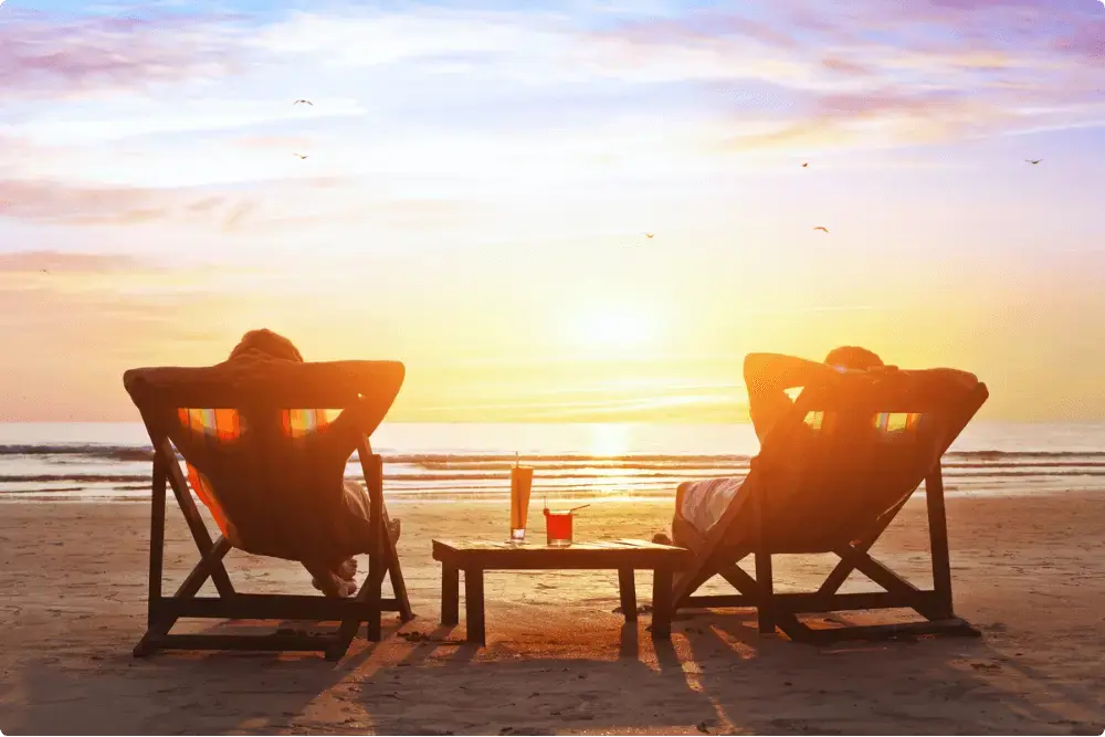 Twee mensen in strandstoelen die genieten van un pensioen