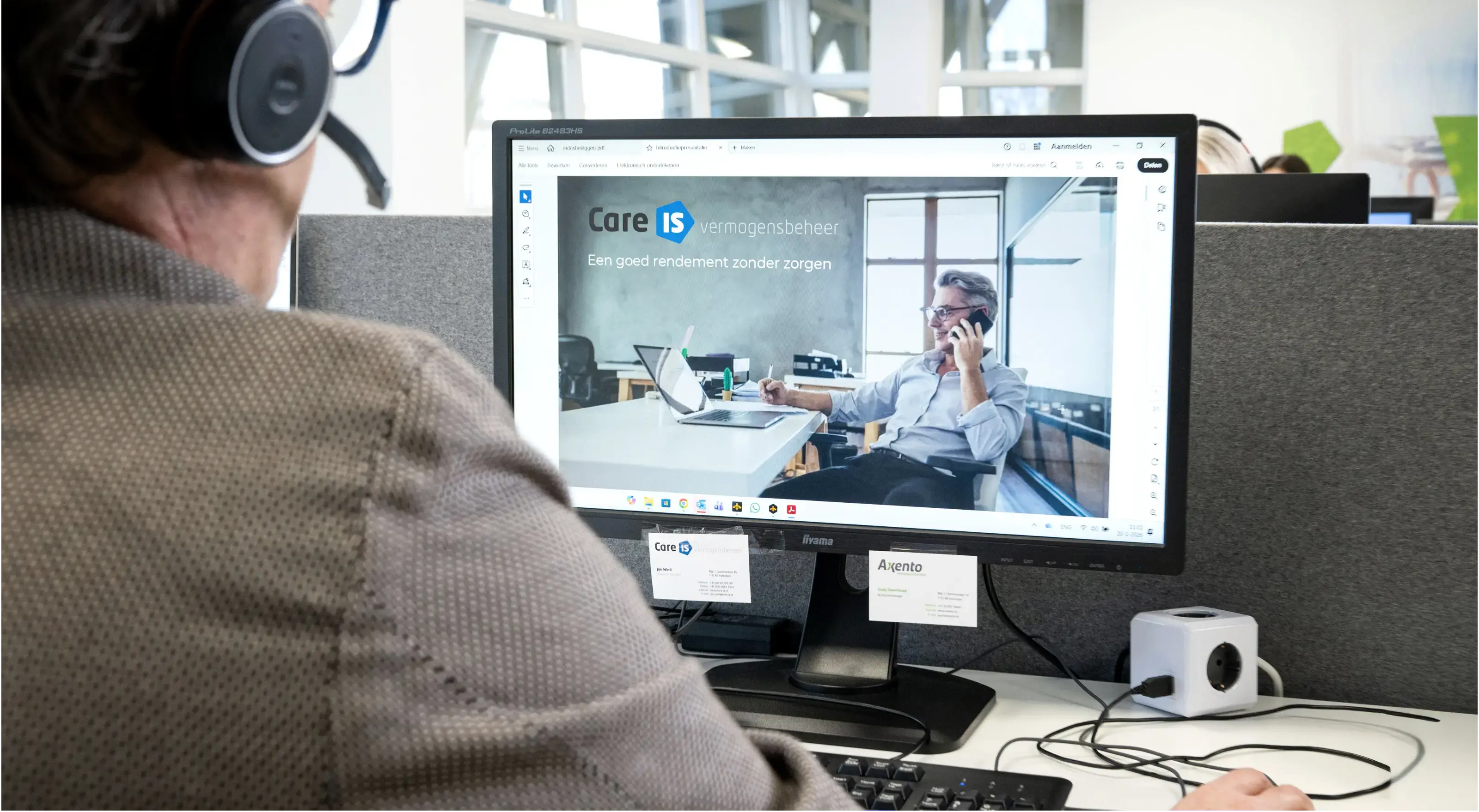 Man achter computer leest marktupdate mei 2026