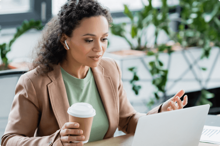 Vrouw kijkt op laptop naar haar financiële buffer